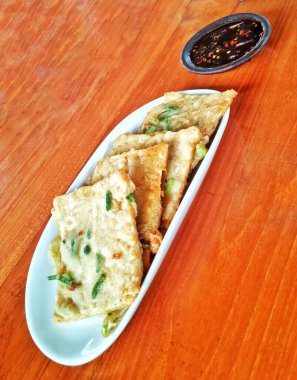 Bandung, Endonezya - No: 09, 2024: Tatlı soslu beyaz bir tabakta servis edilen dilimlenmiş mayalanmış fasulye