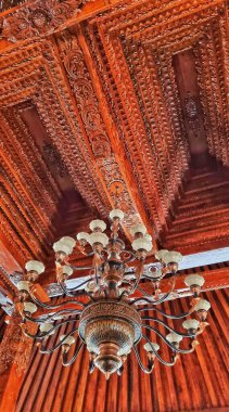 Bandung, Endonezya - No: 09, 2024: Kahverengi ahşap tavanda asılı geleneksel lamba