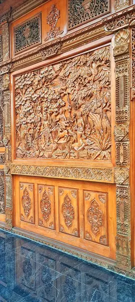 Bandung, Endonezya - No: 09, 2024: Cava geleneksel evinde ahşap oyma duvar dekorasyonu olarak kullanılır