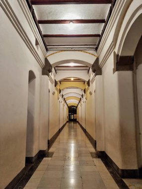 Semarang, Endonezya - 11 Ekim 2024: Hollanda sömürge binası içinde eski ve iyi korunmuş uzun koridoru aydınlatan beyaz lamba