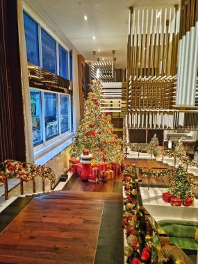 Jakarta, Endonezya - 17 Aralık 2024: Ahşap zemin merdivenleri Noel ağacıyla süslenmiş