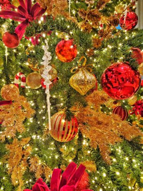 Jakarta, Endonezya - 17 Aralık 2024: Ağaçta bir sürü top, lamba ve yeşil yapraklı Noel ağacı süslemesi