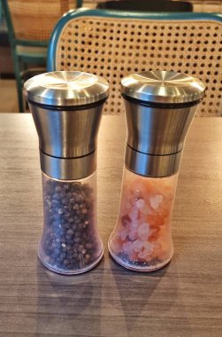 Jakarta, Endonezya - 17 Aralık 2024: Parçalayıcı 'nın modern tasarımı, parlak, paslanmaz çelik kaplamalar ve masaya konmuş siyah biber ve pembe Himalaya tuzu içeren temiz vücutlar.