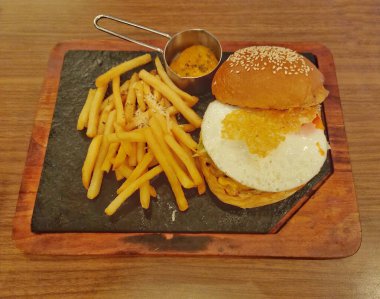 Cakarta, Endonezya - 20 Aralık 2024: Öğle yemeği sırasında servis edilen hazır hamburger menüsü lezzetli görünüyor