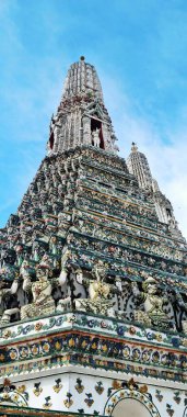 Bangkok, Tayland - 14 Eylül 2024 Wat Arun Ratchawararam Ratchawarhawihan 'da Khao Klang Nok' un büyük stupası