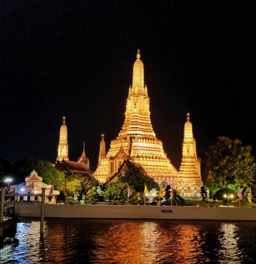 Bangkok, Thailand - Sept 14, 2024: Picture of Wat Arun Ratchawararam Ratchawaramahawihan temple taken in the evening from Chao Praya River clipart