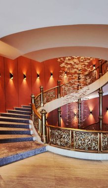 Bangkok, Tayland - 15 Eylül 2024: Metal malzeme, duvar lambası, gri mermer ve asılı kağıt kombinasyonu kullanarak kapalı merdiven dekorasyonu