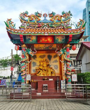 Bangkok, Tayland - 13 Eylül 2024: Çin tipik süslemeleri ve süs olarak asılı kırmızı fenerli Buda mihrabı