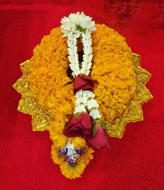 Bangkok, Tayland - 14 Eylül 2024: Kadife çiçeği, gül ve yasemin çiçeğinden yapılmış geleneksel Tayland çelengi