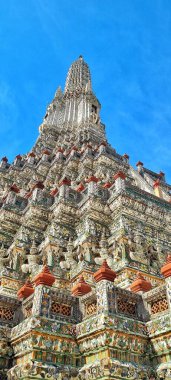 Bangkok, Tayland - 14 Eylül 2024: Wat Arun Ratchawararam Ratchawaramawihan tapınağındaki Khao Klang Nok Büyük Stupa 'da renkli duvar süslemesi