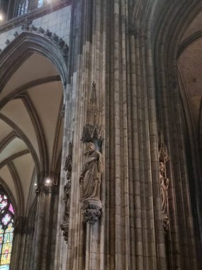 Köln, Almanya - 19 Mayıs 2024: Köln Katedral Kilisesi 'ne İsa' nın mürit heykelinin resmi