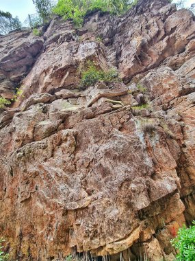 Zhangjiajie, Çin - 13 Nisan 2025: Kırılmamış, pürüzlü, sert ve tahıl tortulu kaya havalanma ve aşınma nedeniyle
