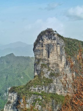 Zhangjiajie, Çin - 12 Nisan 2025: Sayısız yatay kaya çökeltisi katmanlı dik yamaç