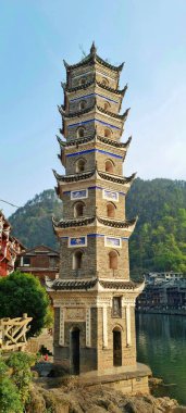 Zhangjiajie, Çin - 07 Nisan 2025: Fenghuang Antik Kentinde çok katmanlı pagoda kulesinin önde gelen geleneksel Çin mimarisi