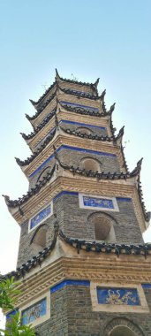 Zhangjiajie, Çin - 07 Nisan 2025: Fenghuang Antik Kentinde çok katmanlı pagoda kulesinin önde gelen geleneksel Çin mimarisi