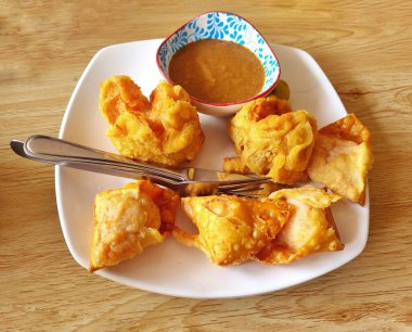 Bandung, Endonezya - 26 Nisan 2025: Soya peyniri ve wonton içine konmuş kızarmış et içeren yerel Endonezya yemekleri Batagor olarak bilinen yerfıstığı sosuyla servis edilir
