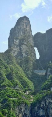 Zhangjiajie, Çin - 12 Nisan 2025 Tianmen Dağı Ulusal Orman Parkı 'ndaki Cennet Kapısı olarak bilinen dağda devasa bir delik mağaranın her iki tarafında da dik uçurumlar ve uzun ve dik merdivenler var.