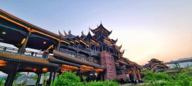 Chongqing, Çin - 2009 Nisan 2025: Qianjiang Bölgesi, Chongqing Belediyesi, Çin 'de iyi korunmuş geleneksel Çin mimarisi, nehir kenarı mimarisi ve kültür mirası