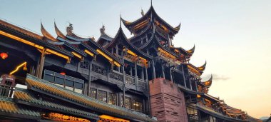 Chongqing, Çin - 2009 Nisan 2025: Qianjiang Bölgesi, Chongqing Belediyesi, Çin 'de iyi korunmuş geleneksel Çin mimarisi, nehir kenarı mimarisi ve kültür mirası