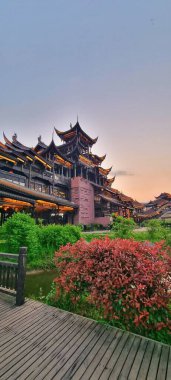 Chongqing, Çin - 2009 Nisan 2025: Qianjiang Bölgesi, Chongqing Belediyesi, Çin 'de iyi korunmuş geleneksel Çin mimarisi, nehir kenarı mimarisi ve kültür mirası