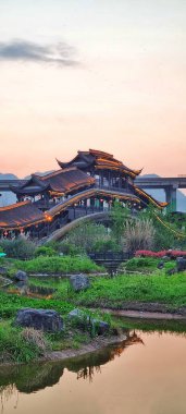 Chongqing, Çin - 2009 Nisan 2025: Qianjiang Bölgesi, Chongqing Belediyesi, Çin 'de iyi korunmuş geleneksel Çin mimarisi, nehir kenarı mimarisi ve kültür mirası