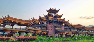 Chongqing, Çin - 2009 Nisan 2025: Qianjiang Bölgesi, Chongqing Belediyesi, Çin 'de iyi korunmuş geleneksel Çin mimarisi, nehir kenarı mimarisi ve kültür mirası