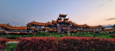 Chongqing, Çin - 2009 Nisan 2025: Qianjiang Bölgesi, Chongqing Belediyesi, Çin 'de iyi korunmuş geleneksel Çin mimarisi, nehir kenarı mimarisi ve kültür mirası