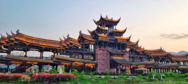 Chongqing, Çin - 2009 Nisan 2025: Qianjiang Bölgesi, Chongqing Belediyesi, Çin 'de iyi korunmuş geleneksel Çin mimarisi, nehir kenarı mimarisi ve kültür mirası