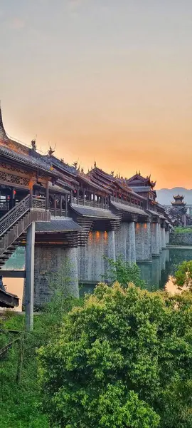 Chongqing, Çin - 2009 Nisan 2025: Qianjiang Bölgesi, Chongqing Belediyesi, Çin 'de iyi korunmuş geleneksel Çin mimarisi, nehir kenarı mimarisi ve kültür mirası