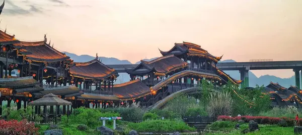 Chongqing, Çin - 2009 Nisan 2025: Qianjiang Bölgesi, Chongqing Belediyesi, Çin 'de iyi korunmuş geleneksel Çin mimarisi, nehir kenarı mimarisi ve kültür mirası