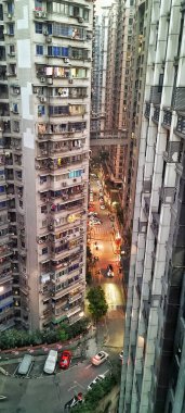 Chongqing, Çin - 08 Nisan 2025: Çok nüfuslu Chongqing kentsel alanındaki çok katlı apartmanlar dar sokaklar ve köprü bağlantısı