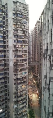 Chongqing, Çin - 08 Nisan 2025: Çok nüfuslu Chongqing kentsel alanındaki çok katlı apartmanlar dar sokaklar ve köprü bağlantısı