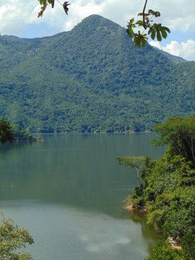 Etrafını saran dağ ve ormanlardan görülebilen göl ya da su deposu.