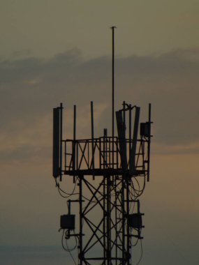 Hücre ağ kulesi ve arkaplan kırmızı bir günbatımı