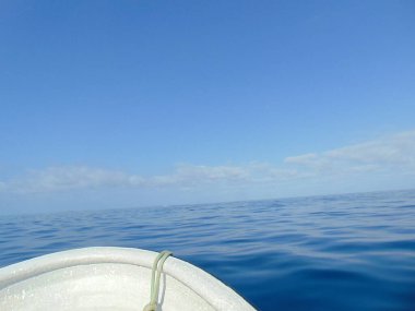 Tatilin tadını çıkarıyorum, gün ışığında açık denizde tekneyle geziyorum.