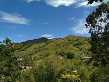 Ufkun üzerindeki yüksek ve geniş dağların görüntüsü