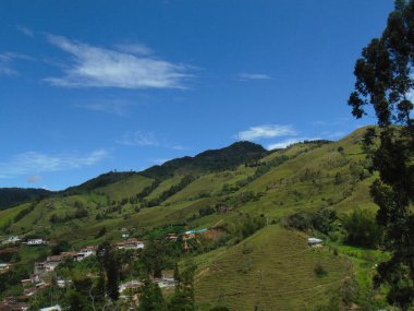 Ufkun üzerindeki yüksek ve geniş dağların görüntüsü