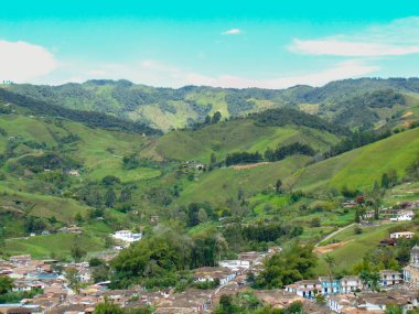 Ufkun üzerindeki yüksek ve geniş dağların görüntüsü