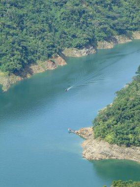 Amani Barajı 'na bir bakış açısından bak. İnci yeşili suları olan ve dağlarla ve ormanlarla çevrili bir su deposu.