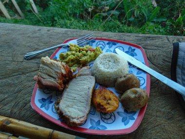 Mavi tabak ve yiyecek. et, çatal, bıçak, pirinç, olgun.