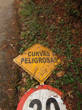 Sarı elmas şekilli yol uyarısı tehlikeli kıvrımlar gösteriyor