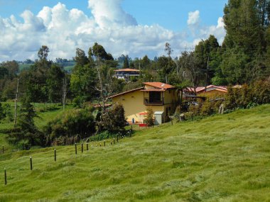 Dağda Sarı Dinlenme Kabini, Mavi Gökyüzü Bulutları Arkaplan ve Çimenler
