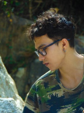 Gözlüklü genç çocuk