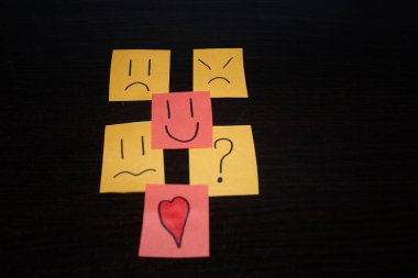 Kağıttan yapılmış görüntüler, herkesin sahip olabileceği duygu ve duyguları gösterir.