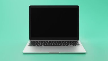 Görüntüler için yeşil ekranlı modern bir laptop. Yüksek kaliteli FullHD görüntüler