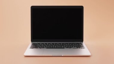 İçerik için yeşil ekranlı renkli arkaplanı olan modern dizüstü bilgisayar. Yüksek kaliteli FullHD görüntüler