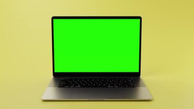 Kromakeyleme ve yerleştirme içeriği için yeşil ekranlı modern laptop. Nane sarısı arka planda dizüstü bilgisayar. Yüksek kaliteli FullHD görüntüler