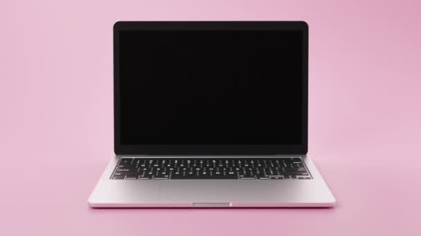 Laptop Isolerad Med Transparent Skärm Och Rosa Bakgrund Högkvalitativ Fullhd — Stockvideo