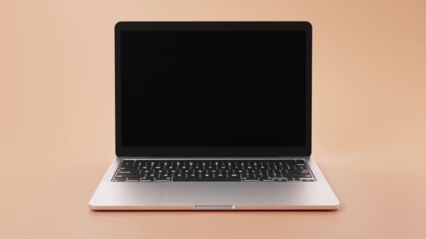 Modern Laptop Med Färgad Bakgrund Med Grön Skärm Displayen För — Stockvideo