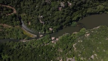 Sardunya dağ nehrinin yukarıdan aşağıya doğru görüntüsü. Yüksek kalite 4k görüntü